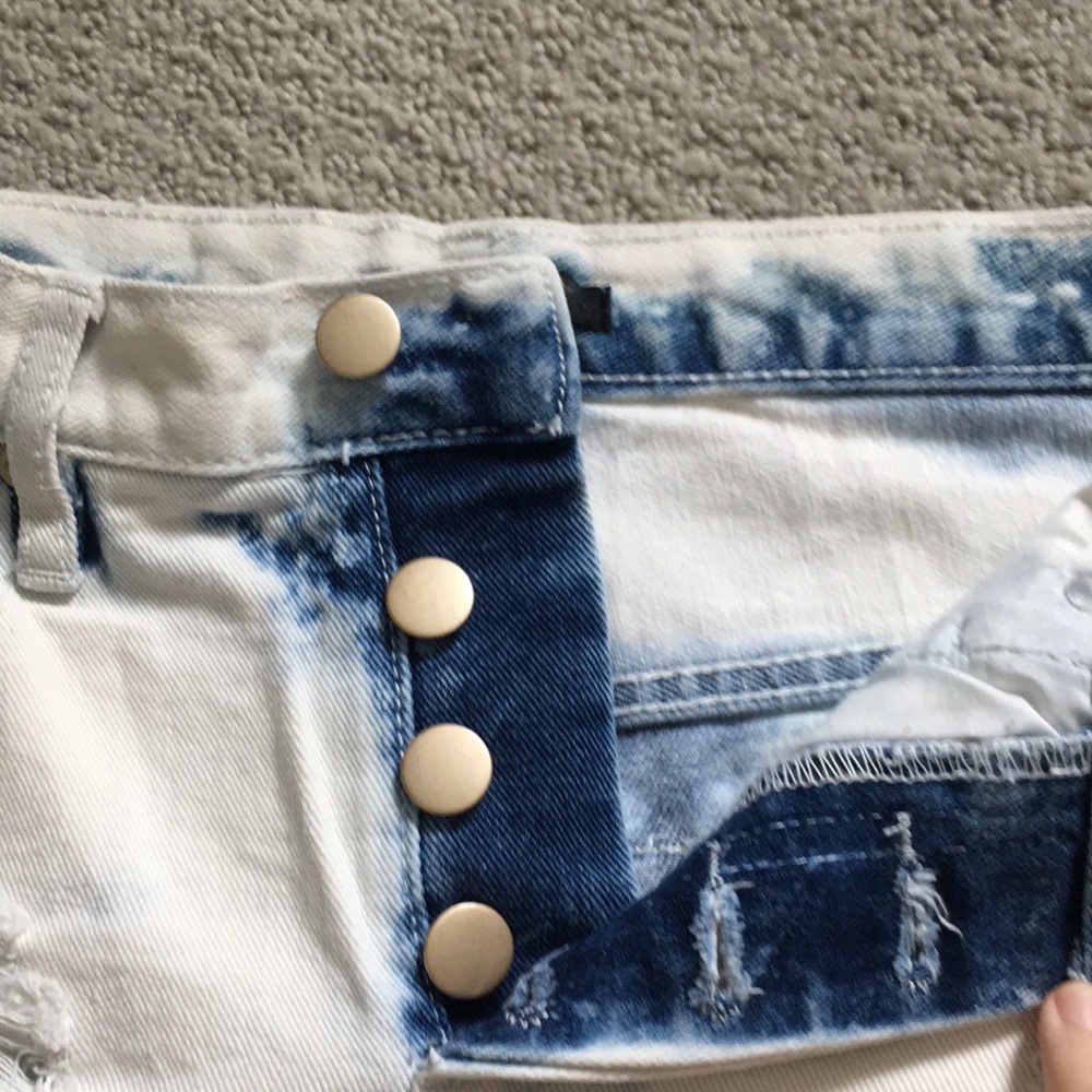 NEW Forever 21 High-waisted Distressed Acid Wash Distressed Denim Shorts
